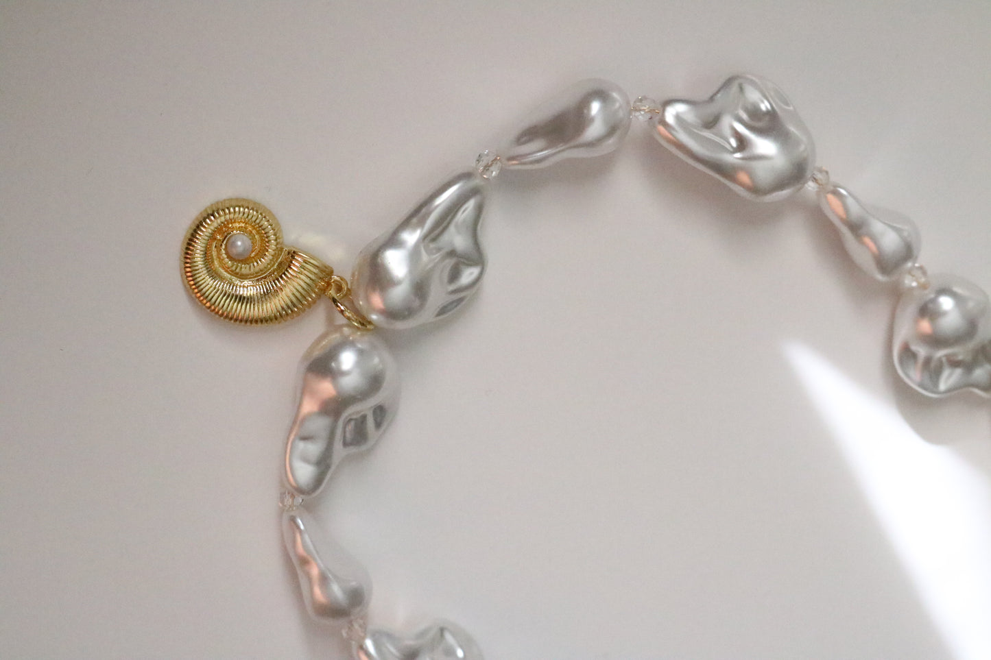 BIG SNAIL PEARL CHOKER