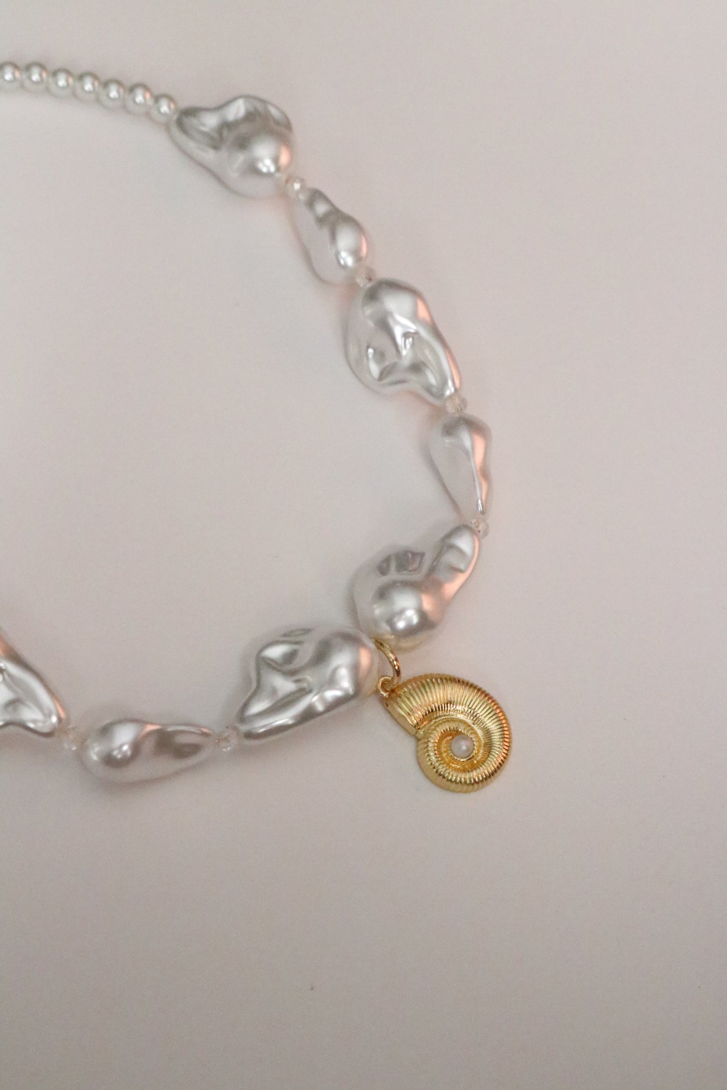 BIG SNAIL PEARL CHOKER