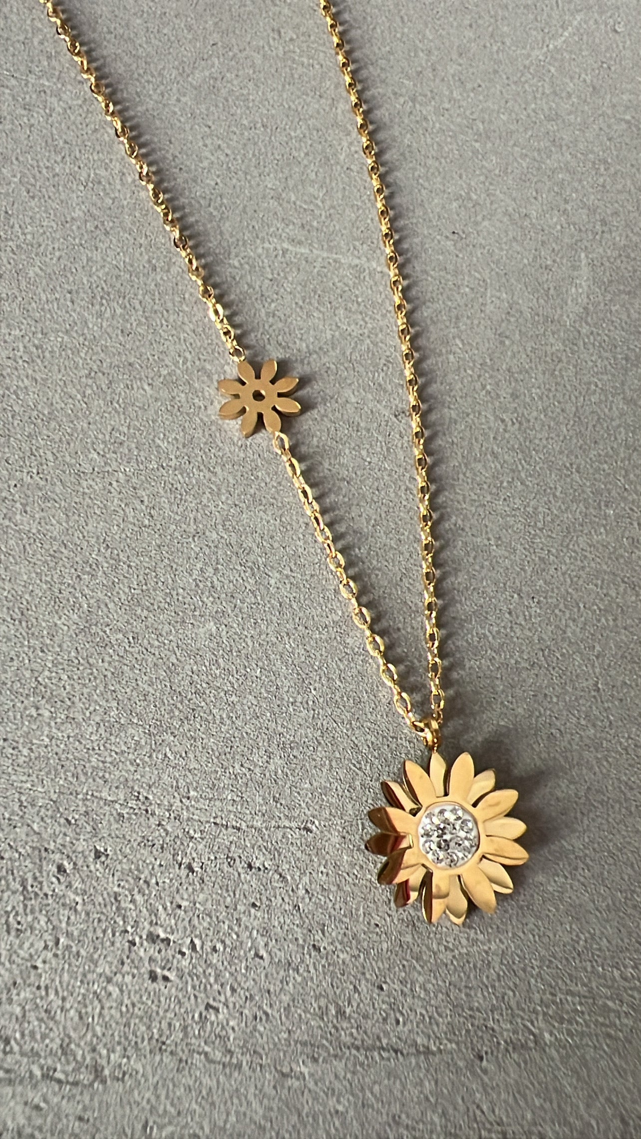 CRYSTAL RHINESTONE FLOWER NECKLACE