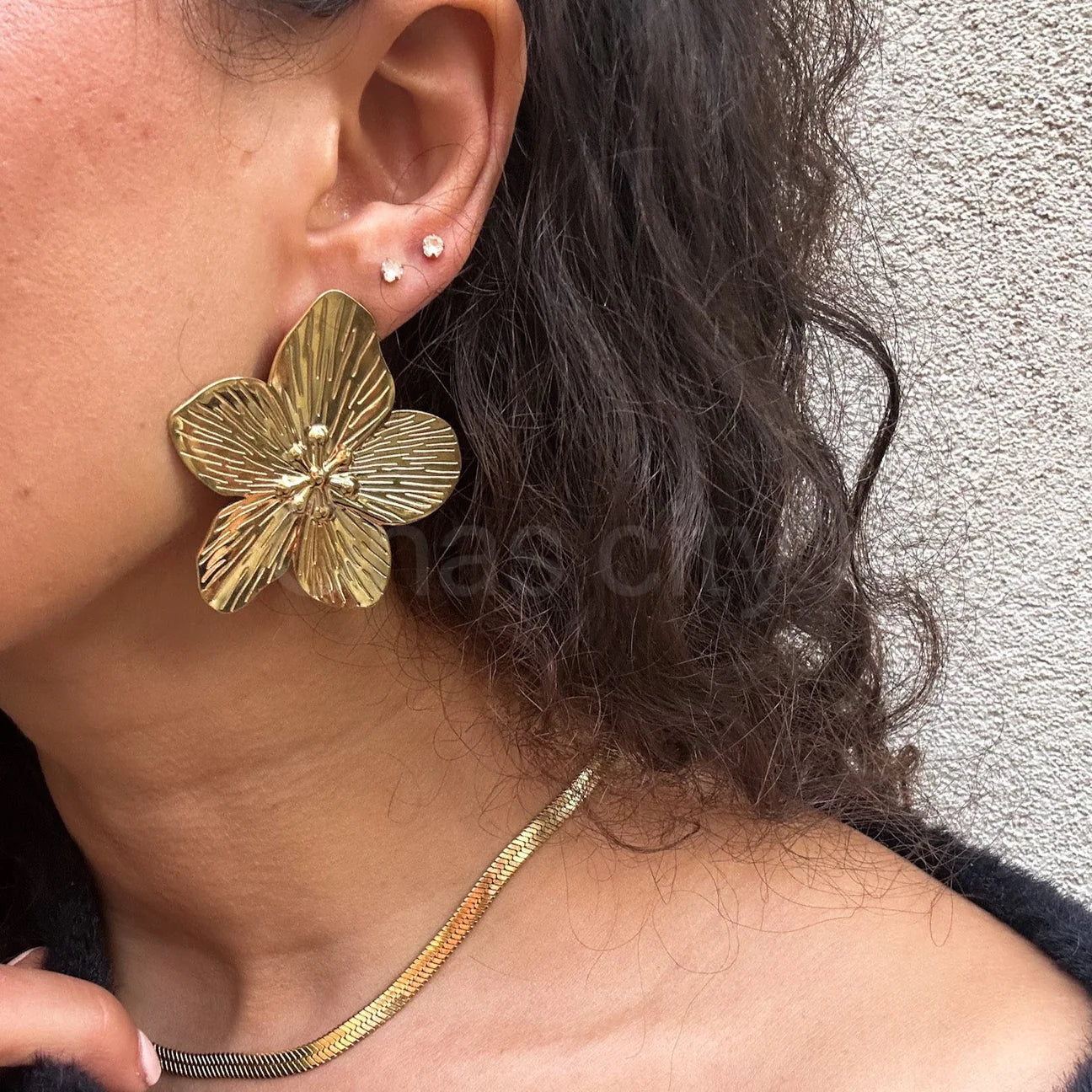 DAINTY FLOWER STUD EARRINGS