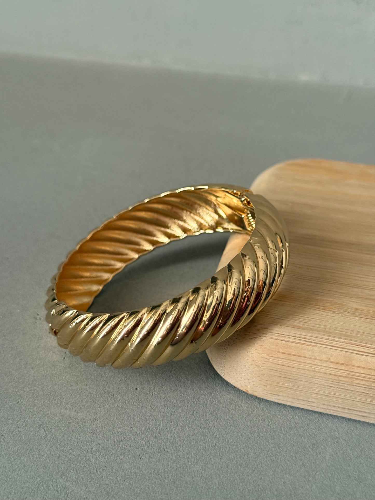 SCULPTED BANGLE