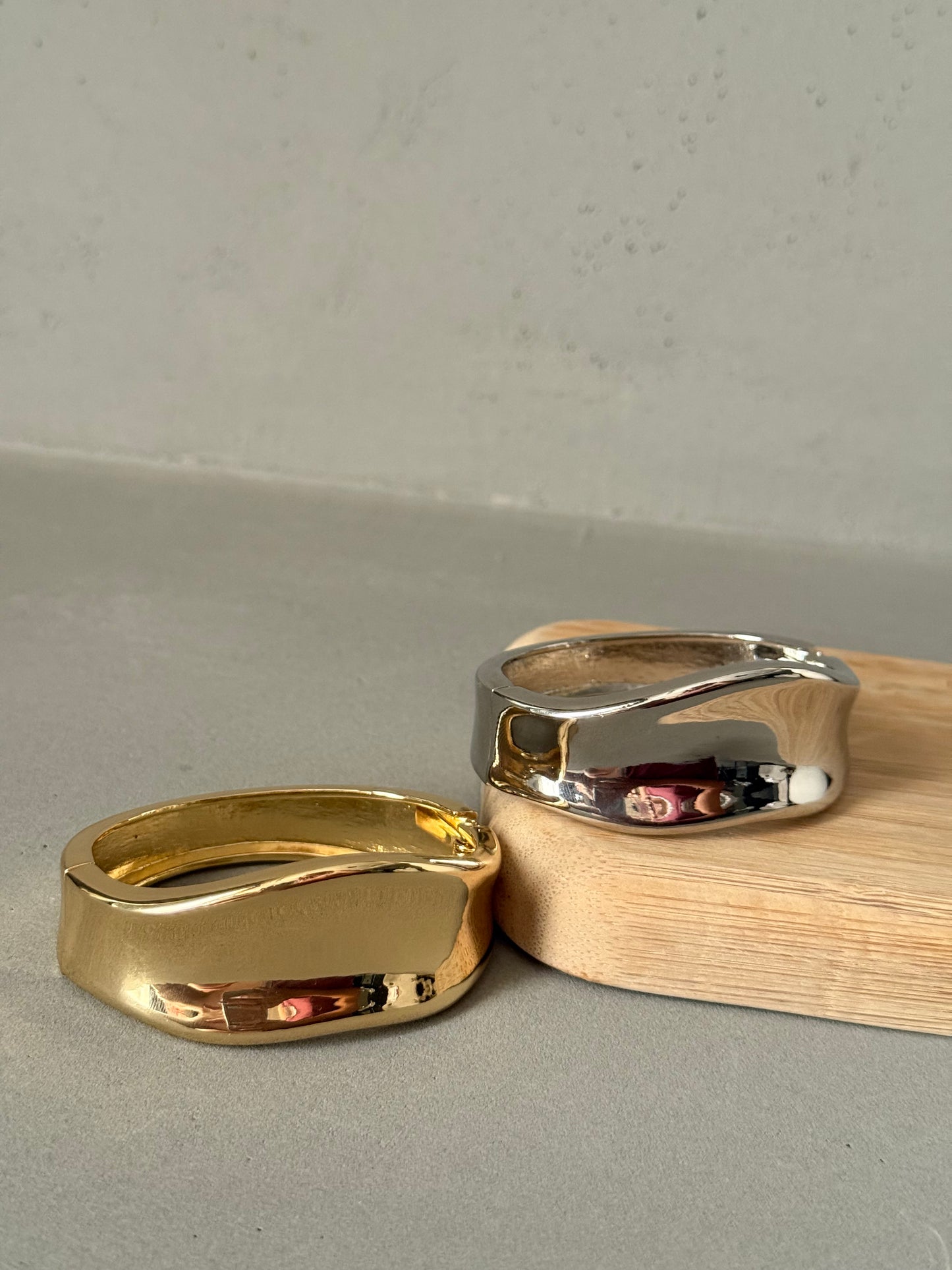 VELORA BANGLE