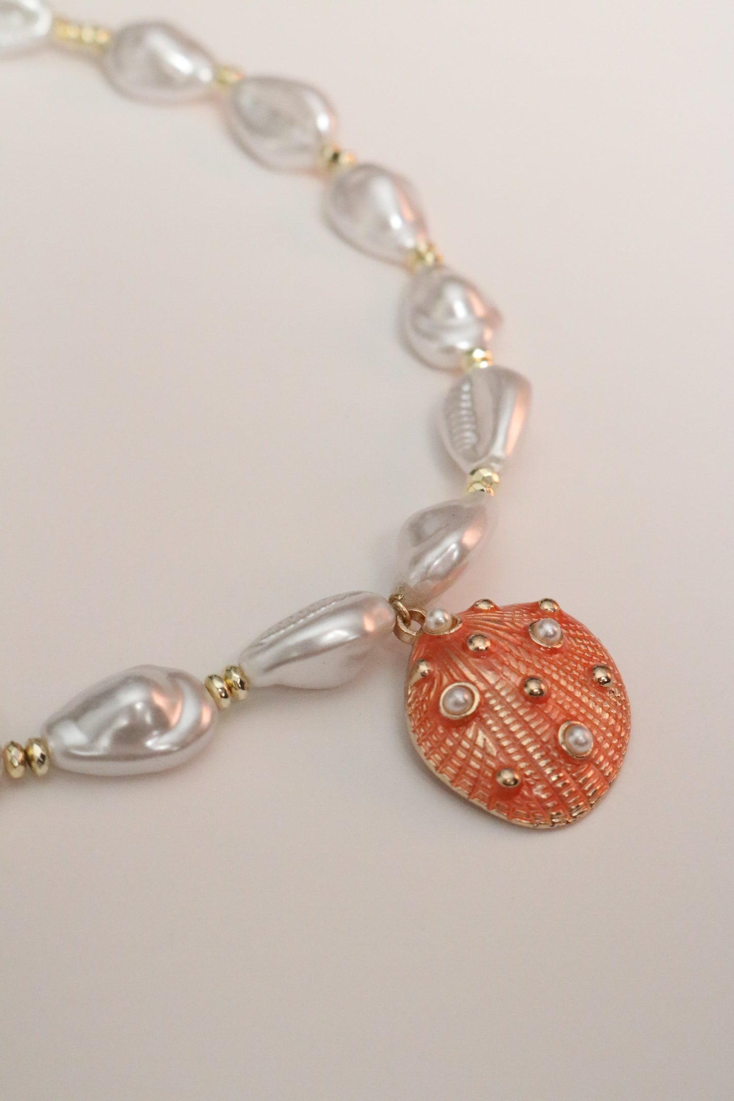 ORANGE SHELL PEARL CHOKER