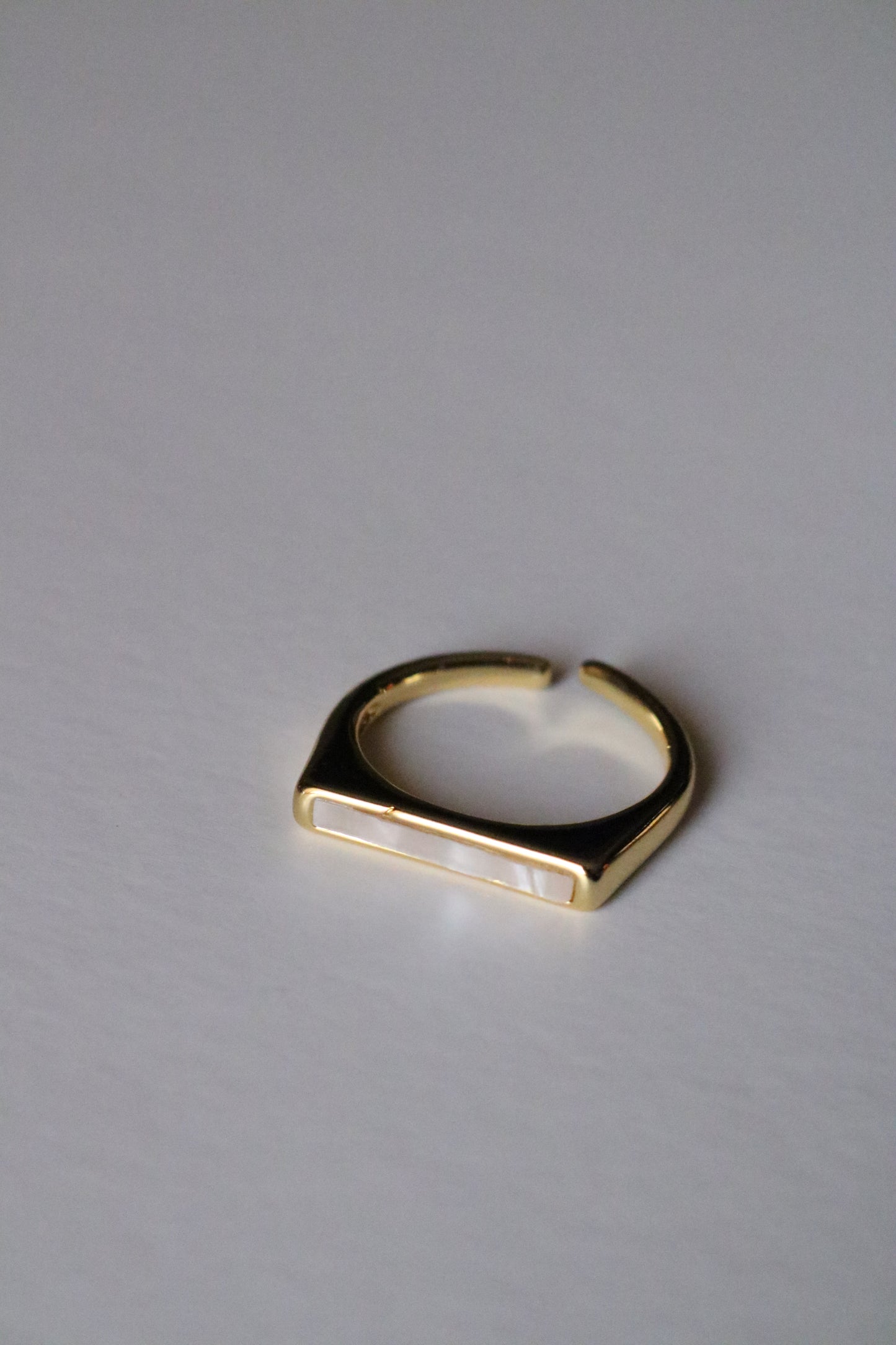 WHITE SIGNET RING (free size)