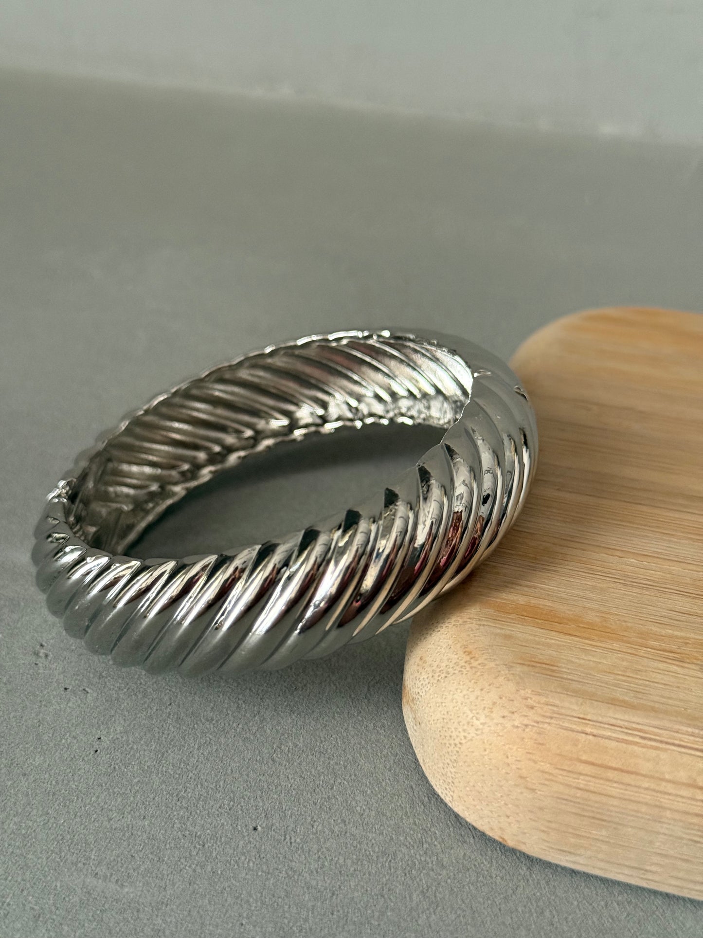 SCULPTED BANGLE