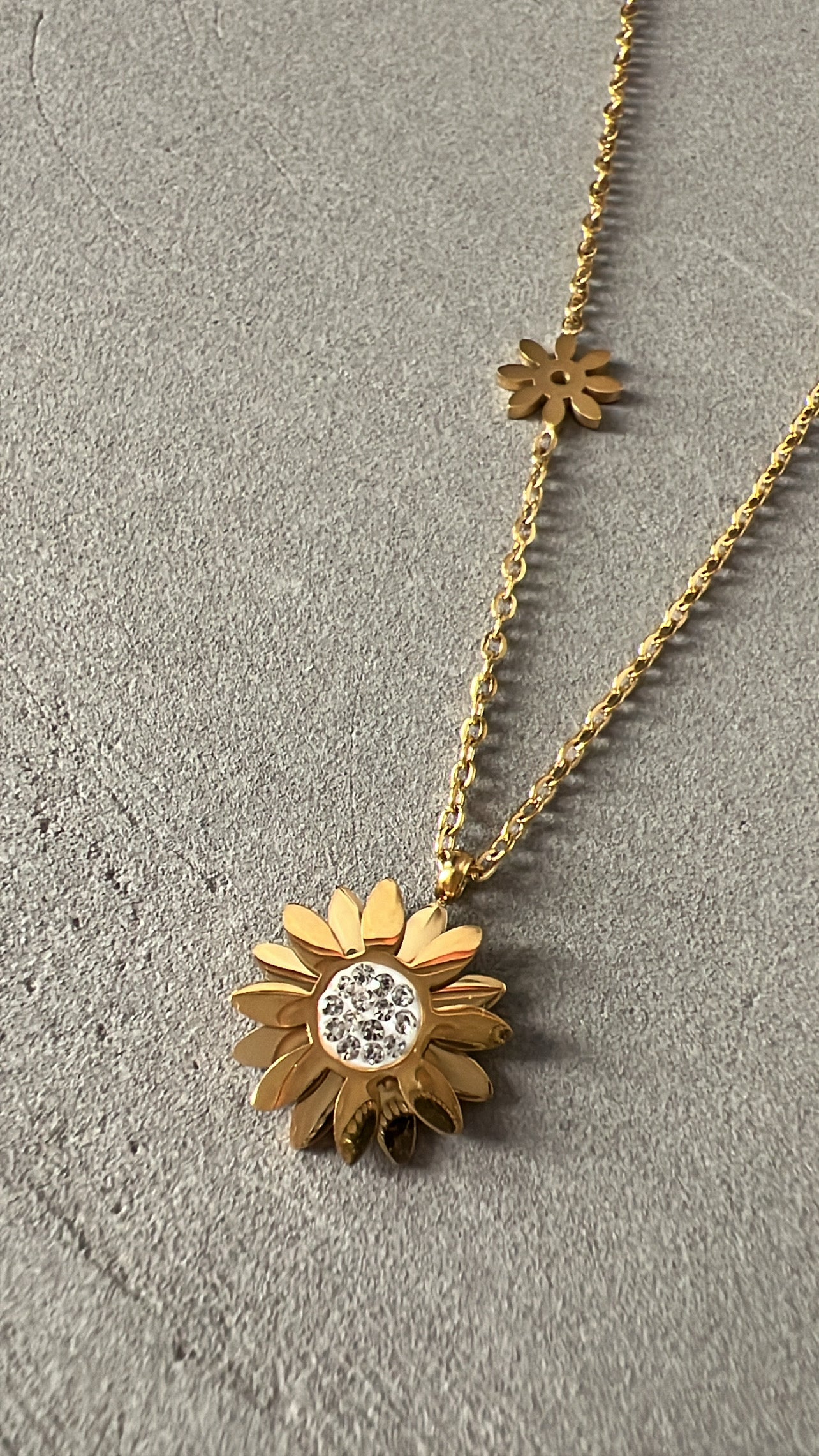 CRYSTAL RHINESTONE FLOWER NECKLACE
