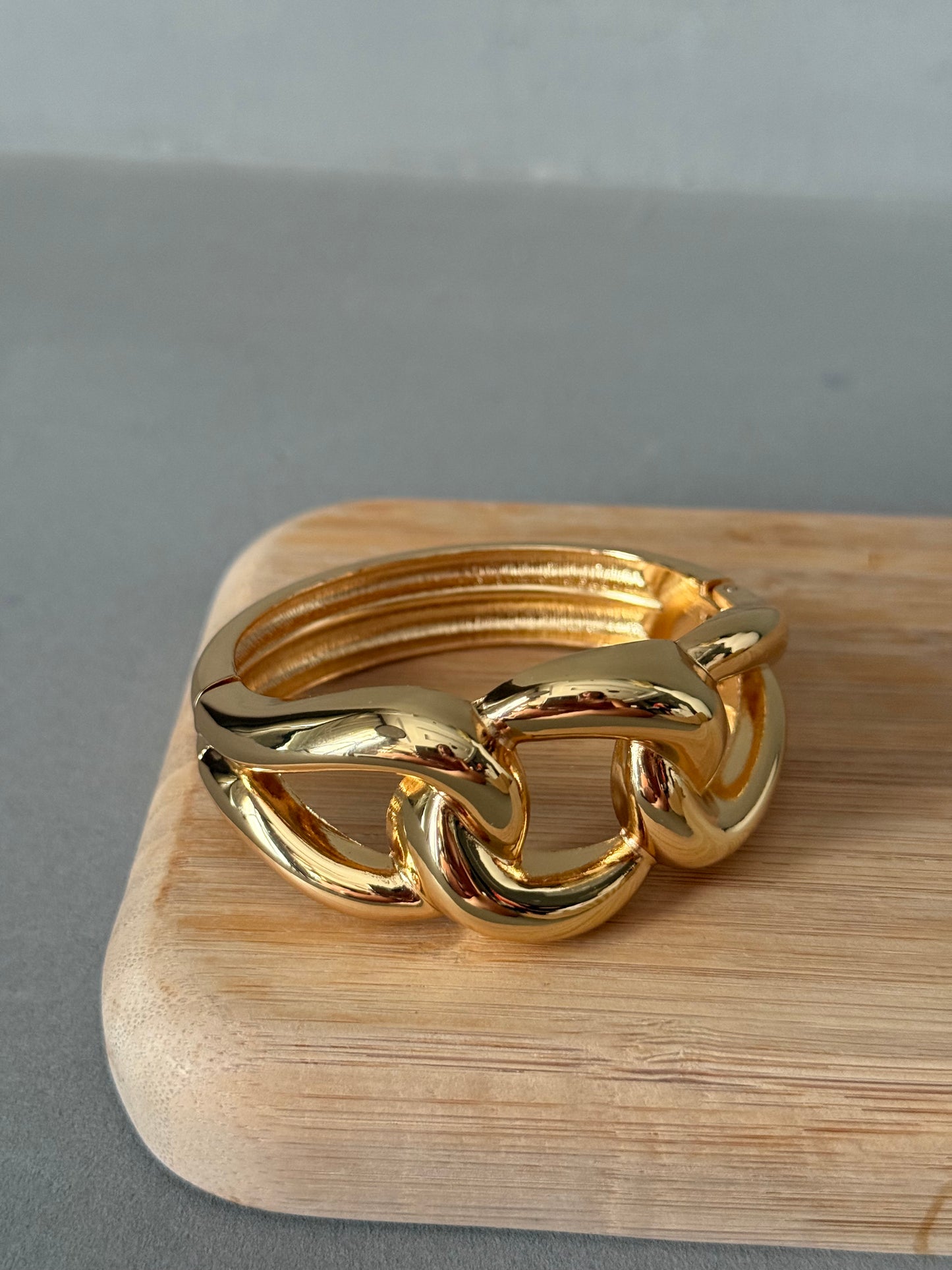 TWISTED BOLD BANGLE