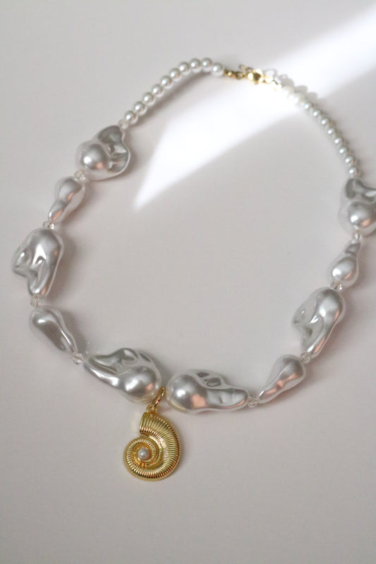 BIG SNAIL PEARL CHOKER