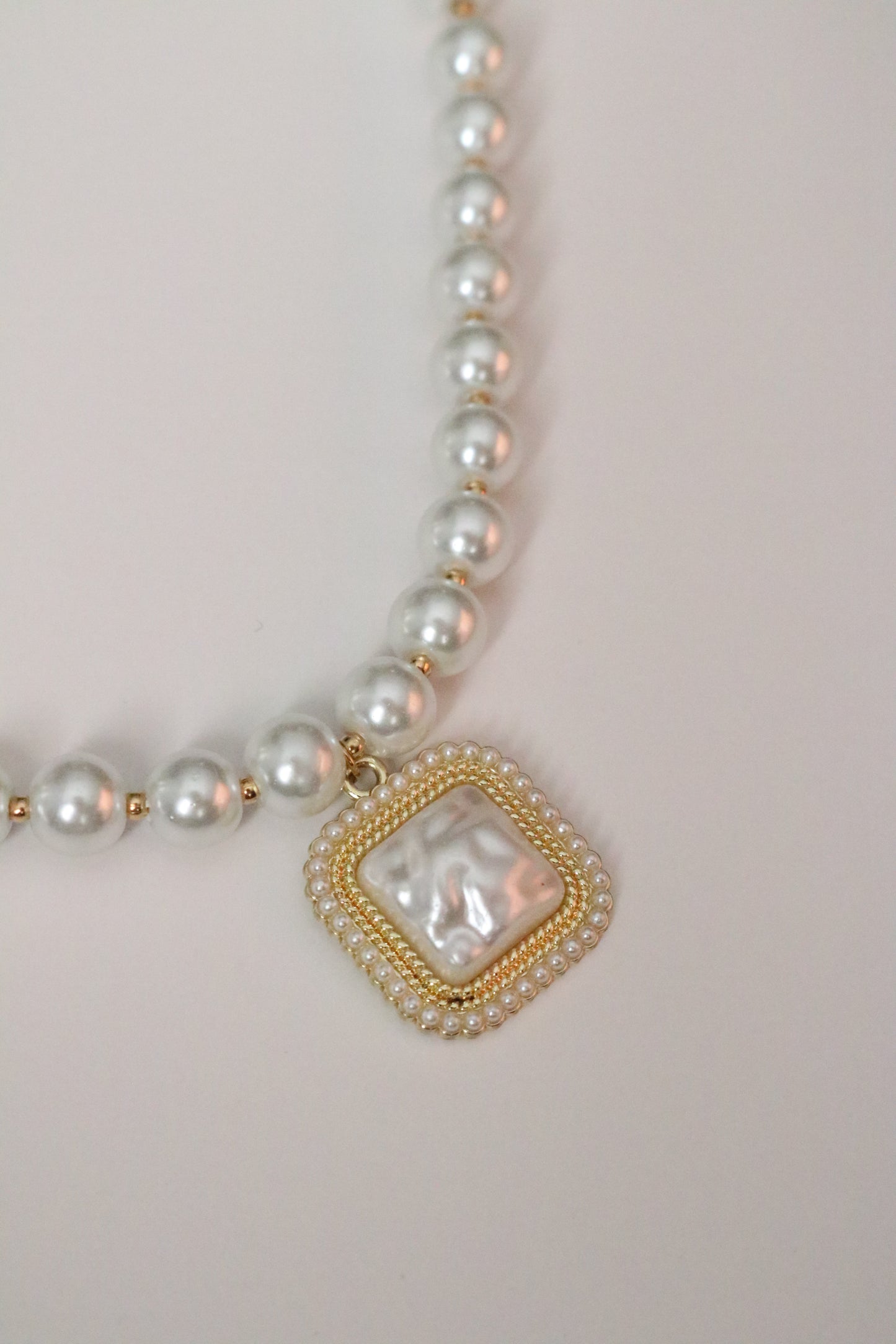 SQUARE PEARL CHOKER
