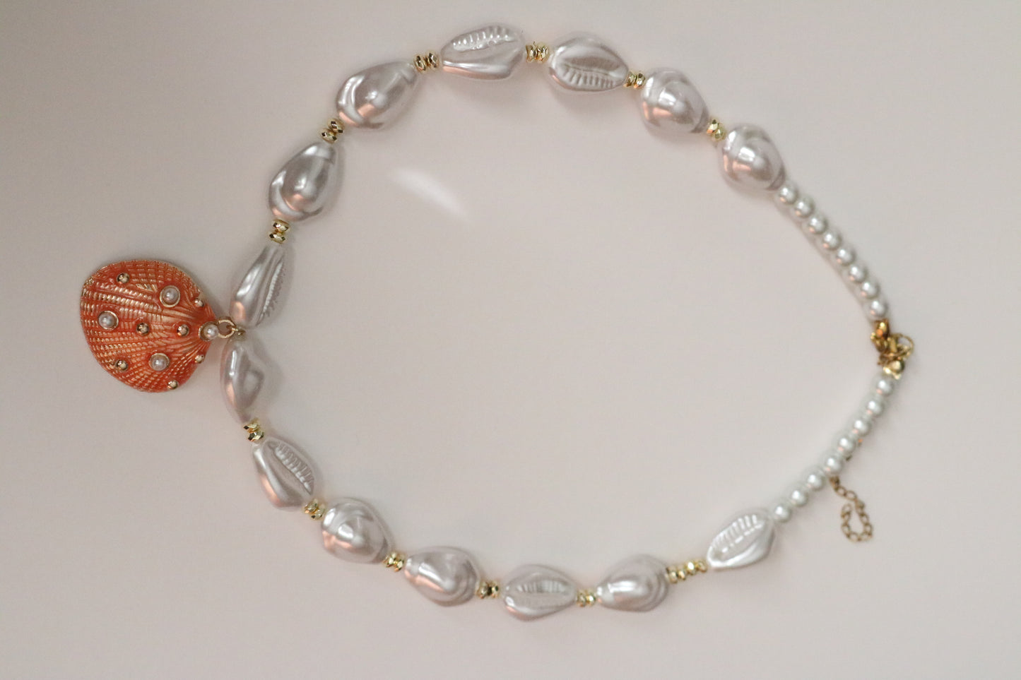 ORANGE SHELL PEARL CHOKER