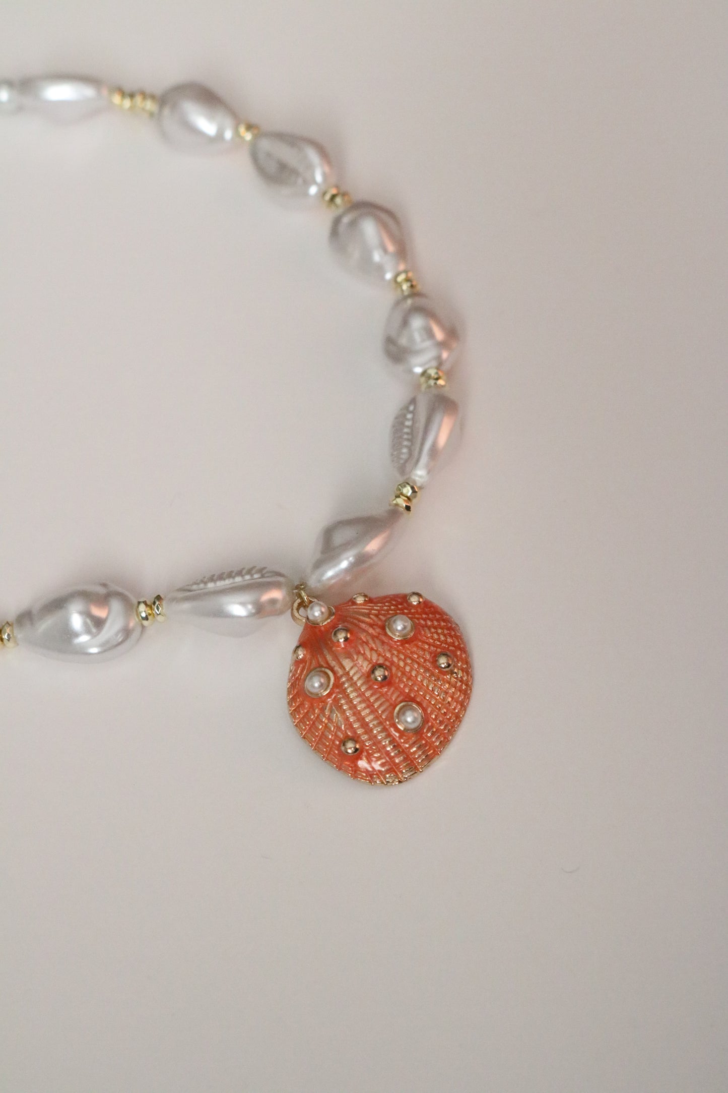 ORANGE SHELL PEARL CHOKER