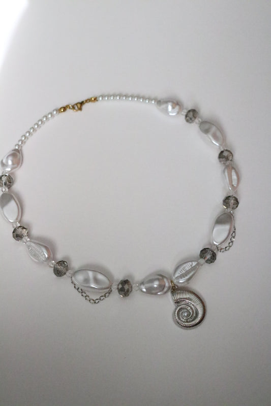 SILVER SNAIL PEARL CHOKER