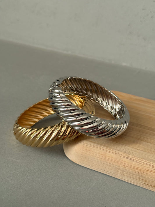 SCULPTED BANGLE